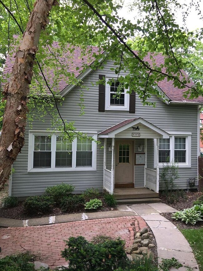 Entrada frontal privada - 506 N McKean St