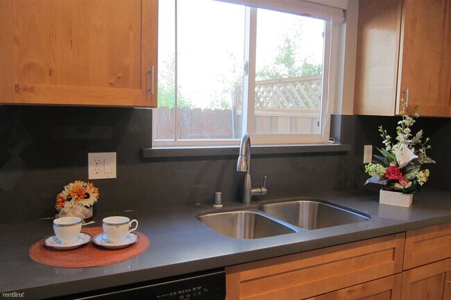 Foto del edificio - 2 br, 1.5 bath Townhome - 1229 West McKinl...