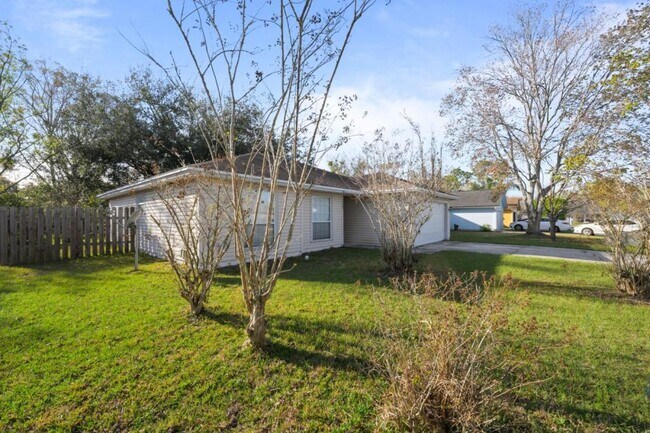 Building Photo - 7728 Pikes Peak Dr