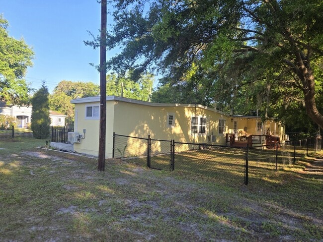 Building Photo - 754 Elm St