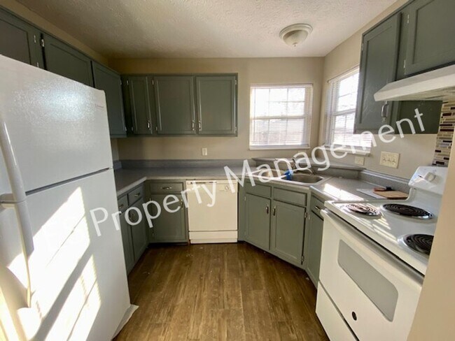 Building Photo - Stunning 4 Bedroom 2 Bathroom Tri-Level Ho...