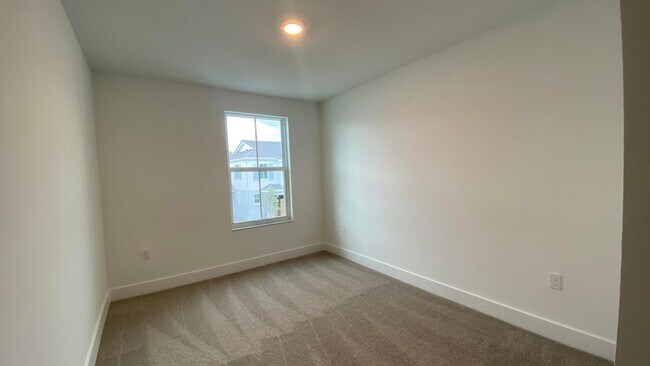 Building Photo - 220 Preserve Trl S