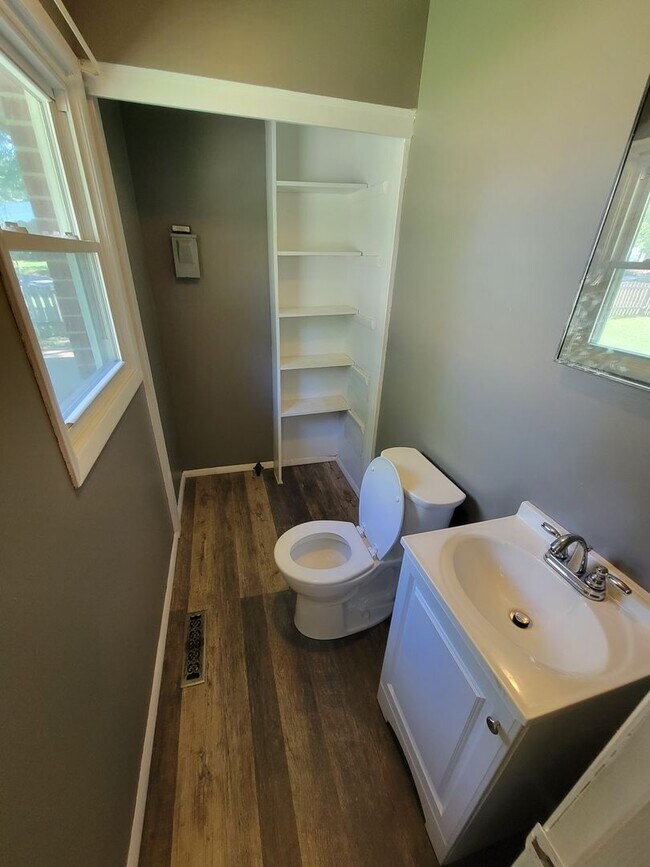 Foto del edificio - 3 Bed 1.5 Bath Home Available in Greenville