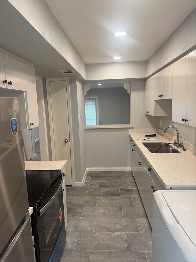 Building Photo - 7930 Grove Ridge Dr