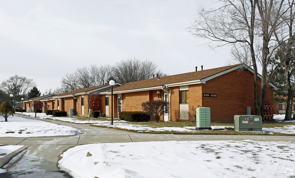 Primary Photo - Charles Crest Apartments