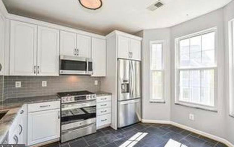 Primary Photo - 20447 Chesapeake Sq