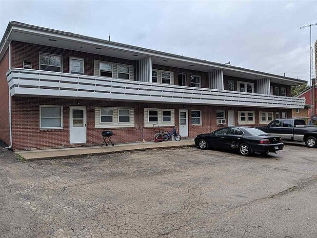 Building Photo - 529 N Walnut Ave