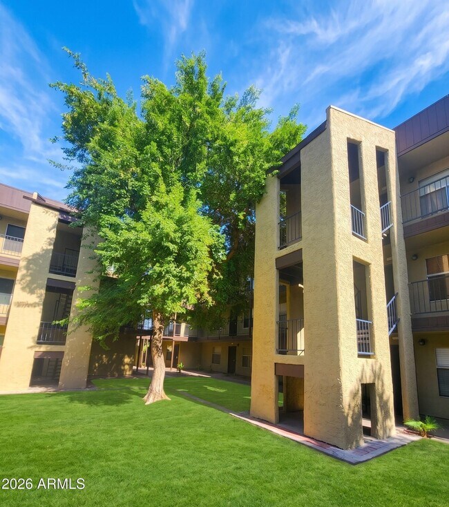 Building Photo - 461 W Holmes Ave