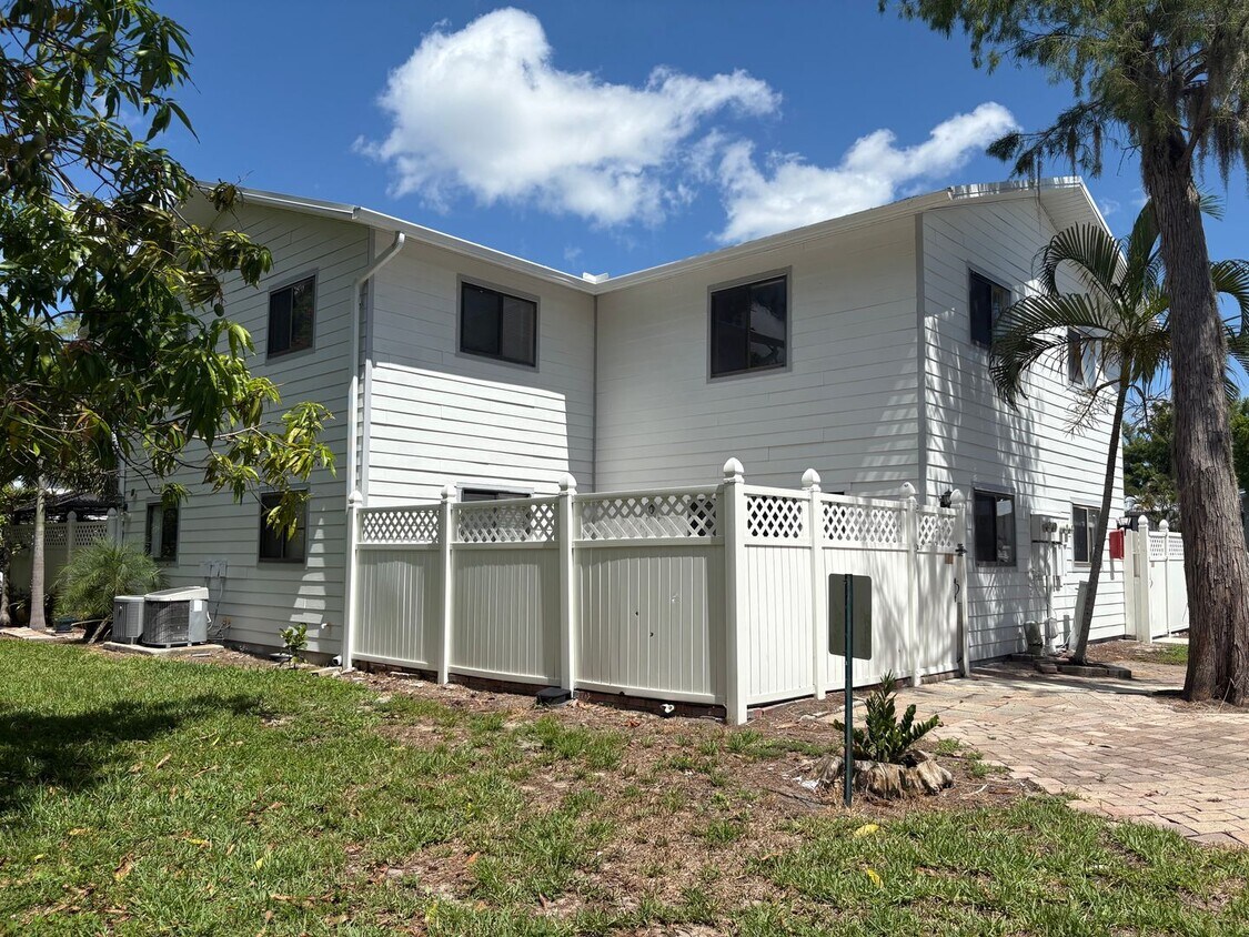 Foto principal - 2/2 Townhome in Fort Myers for Rent