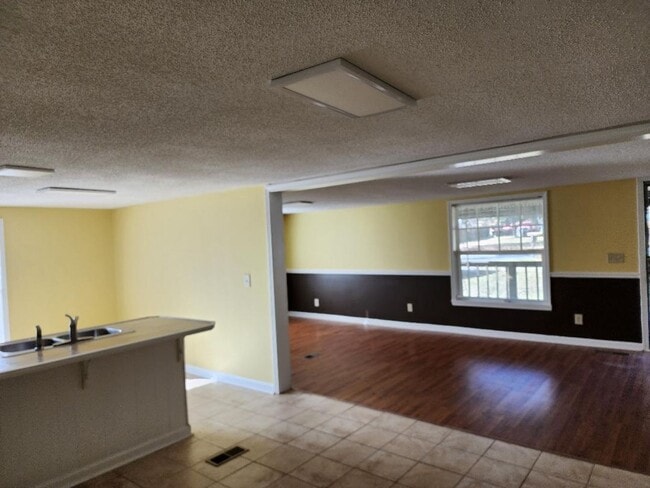 Building Photo - LOVE SIZE!