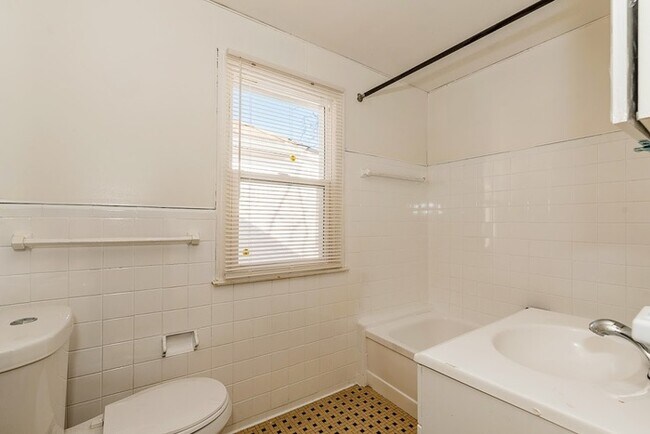 Building Photo - Single family home ready for rent!