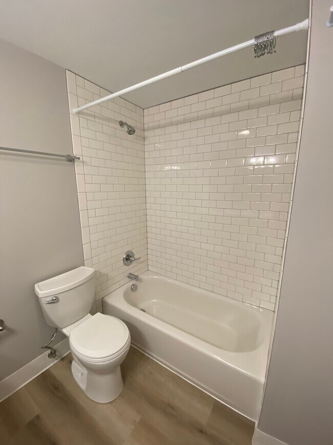 Foto del edificio - Fully renovated 2 bedroom, 1.5 bath apartment available with Separate Garage! Fully remodeled Kit...
