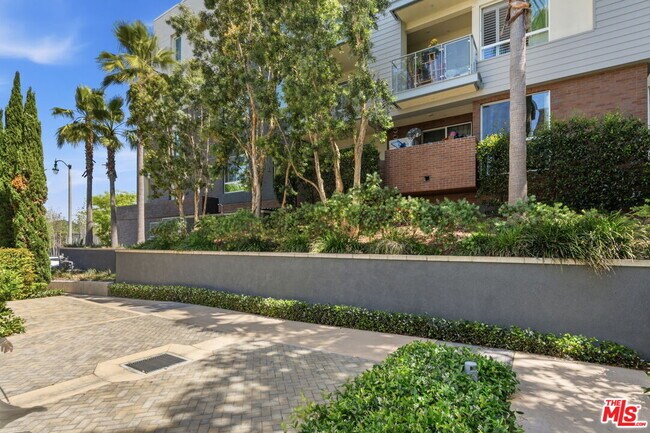 Foto del edificio - 12655 Bluff Creek Dr