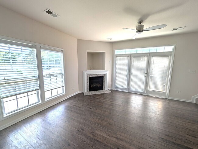 Foto del edificio - End Unit Townhome!  Over 1500 Sq Ft!  Harr...