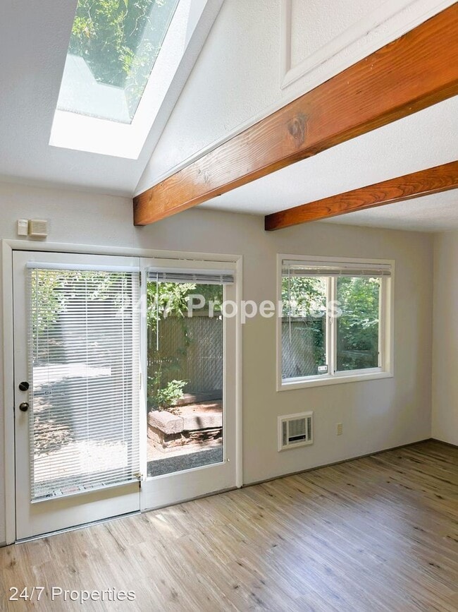 Building Photo - 2 br, 1 bath House - 8780 SW Washington Dr.
