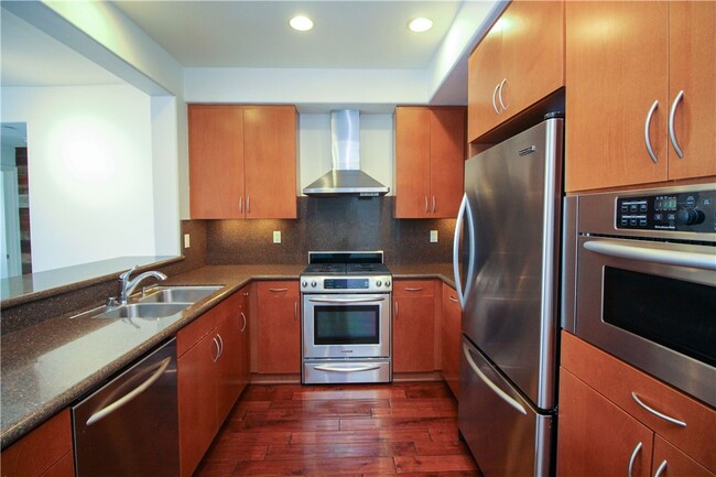 Building Photo - 7100 Playa Vista Dr