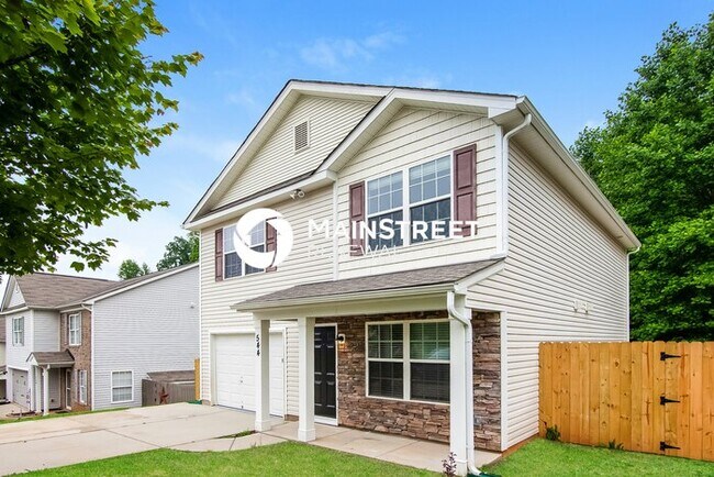 Foto del edificio - 3 Bedroom Pet-Friendly Home in LOWELL, NC with Main Street Renewal