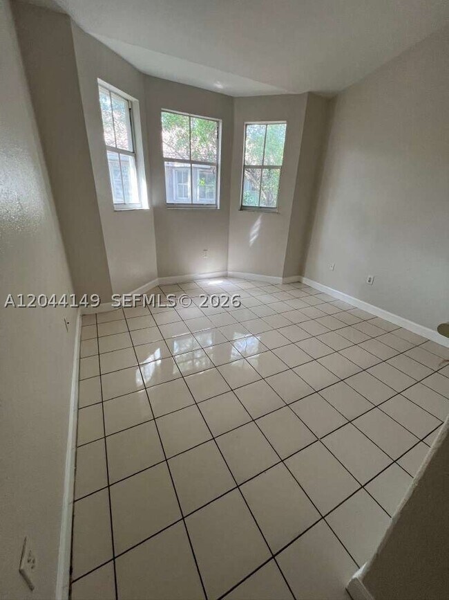 Foto del edificio - 1661 SE 28th St
