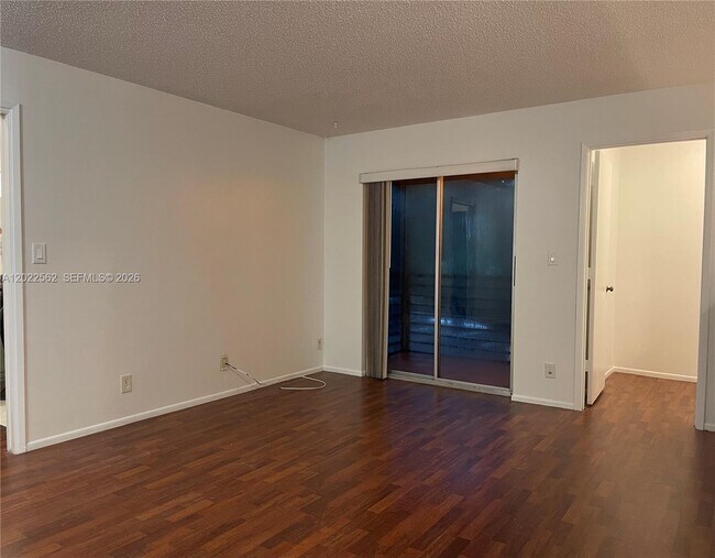 Foto del edificio - 303 Gardens Dr
