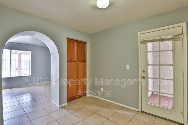 Foto del edificio - 1625 N Date