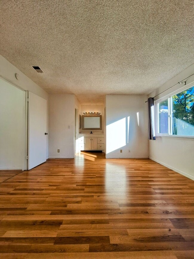 Foto del edificio - Beautifully Remodeled Two-Story 3bd Duplex w/Attached Garage & Private Yard