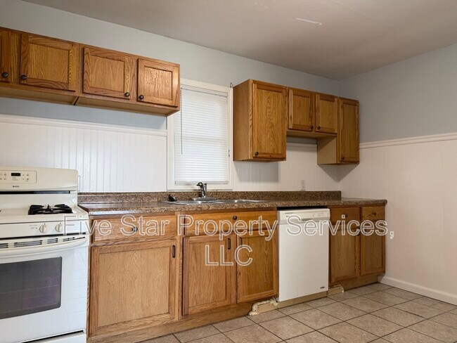 Building Photo - 1028 W Iles Ave