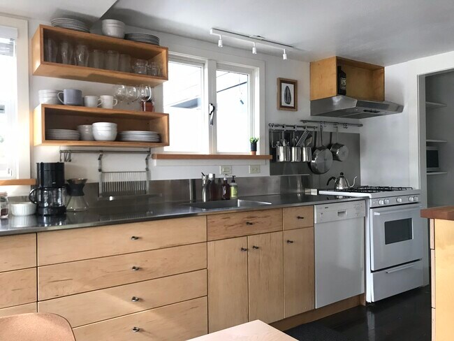 Foto del edificio - 2215 Dahl Ln