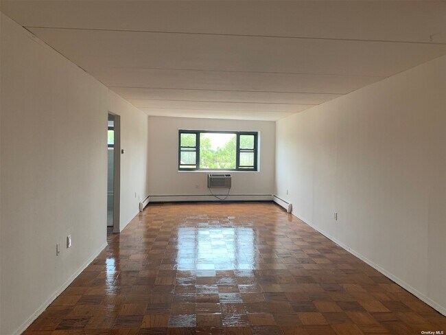 Foto del edificio - 100 Clinton Ave