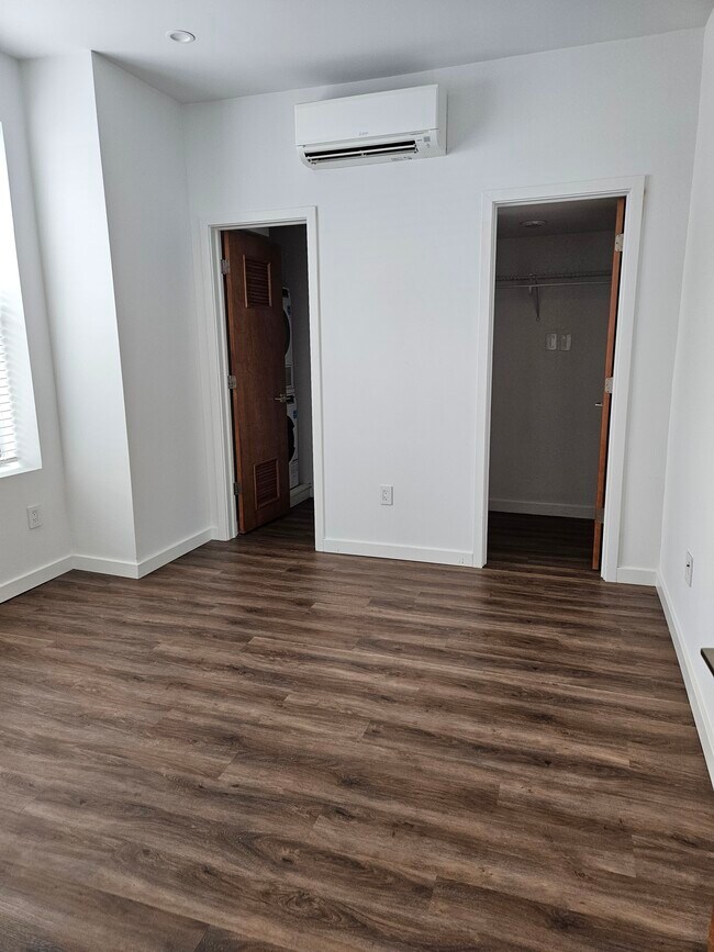 Dormitorio con armario y lavandería - The Lofts at 135