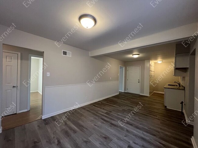 Building Photo - 3206 Ladbrook Rd