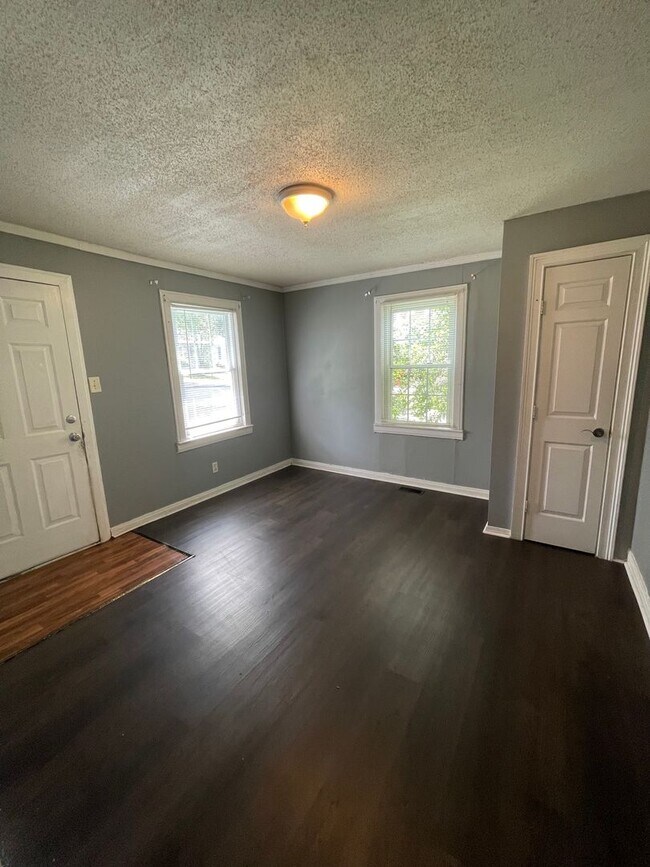 Building Photo - Three bedroom, one bath house in Columbia!