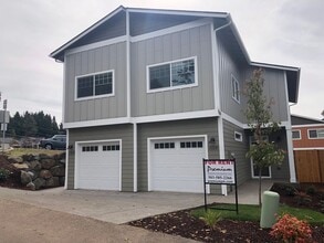 Building Photo - 1012-1014 Big Fir Pl S