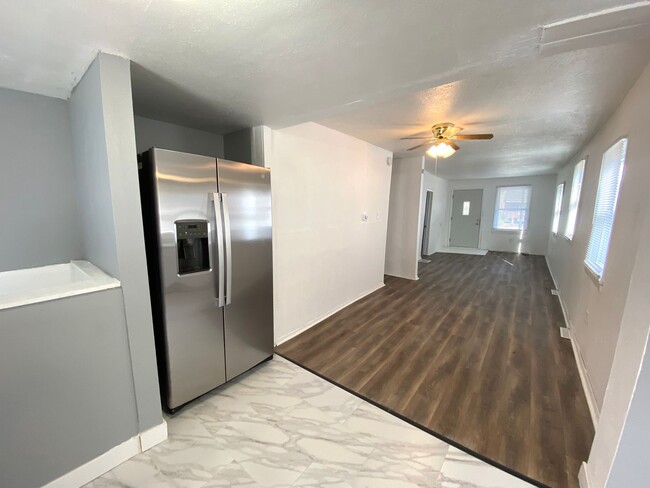 Building Photo - Freshly Updated 2 Bedroom /1Bath w/2 Stall...