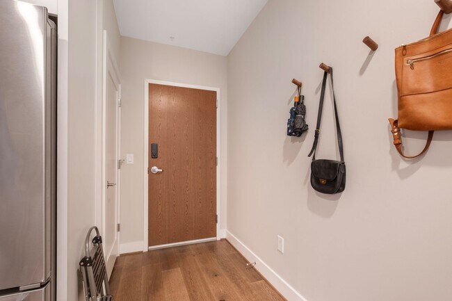 Foto del edificio - Stunning 1 BR/1 BA Condo in Adams Morgan!