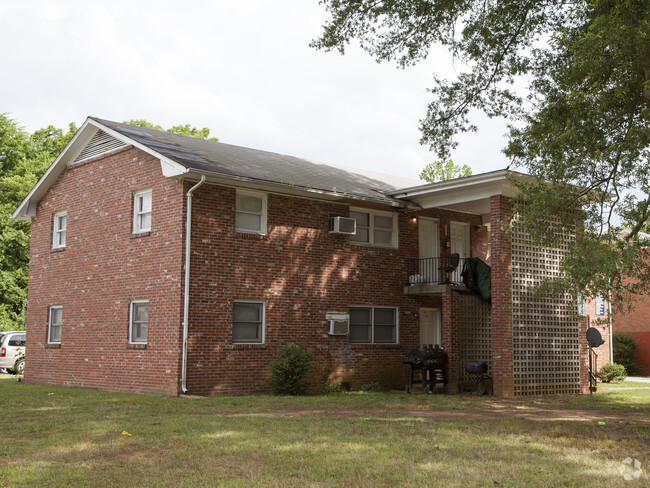 Building Photo - Colonial Estates