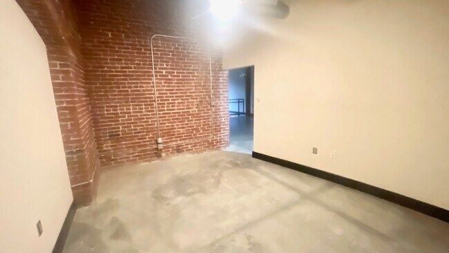 Building Photo - 1114 Lucas Ave