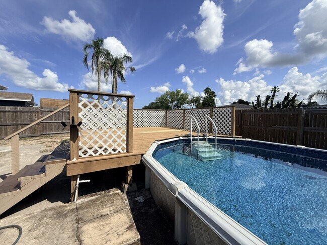 Building Photo - 8437 Luray Dr