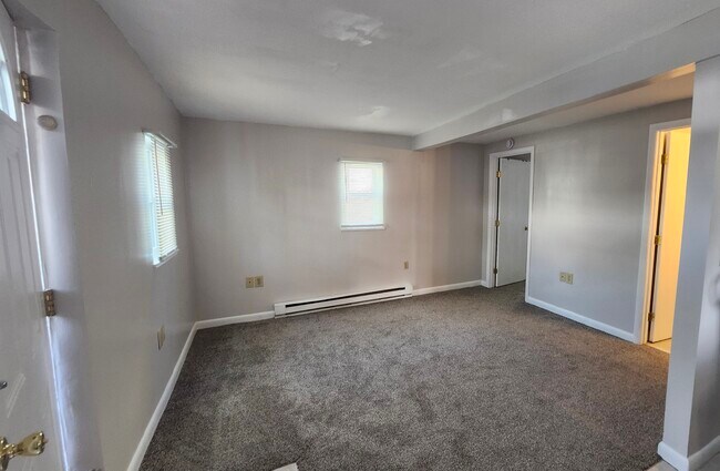 Vista de la sala de estar desde K - 317 Clearfield Ave