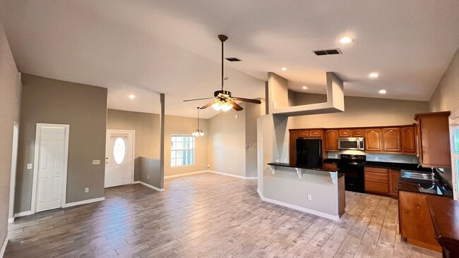 Foto del edificio - AMAZING 3 Bedroom, 2 Bathroom Home in Deltona!!