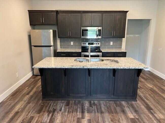 Foto del edificio - Beautiful duplex less than a year old! 3 b...