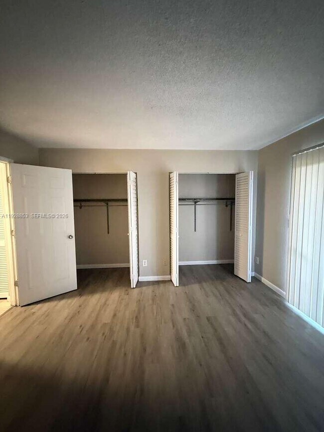 Foto del edificio - 1416 Meadows Cir W