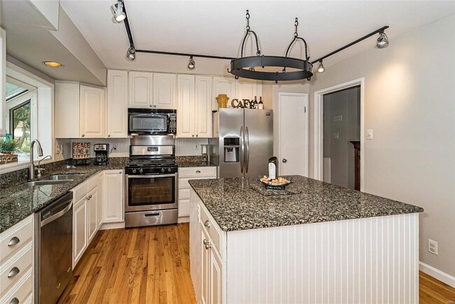 Building Photo - 805 Rockhurst Dr