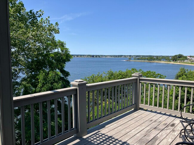 Foto del edificio - 240 Narragansett Ave