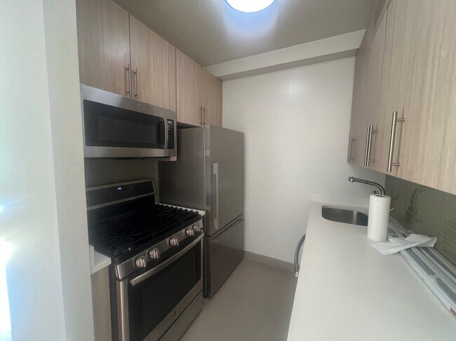 Foto del edificio - 410 W 53rd St