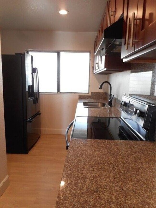 Foto del edificio - Pearl Horizon Split-Level Townhouse 2 bedrooms, 1.5 bath with 2 parking stalls