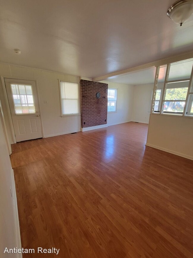 Building Photo - 2 br, 1 bath House - 19 Airport Rd.