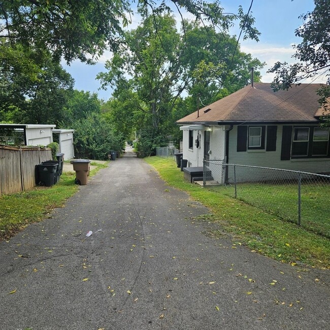 Building Photo - Charming 2BR House in Nashville