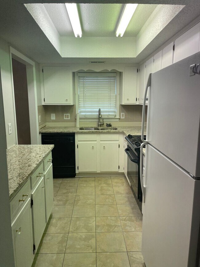 Building Photo - Large 1246 SQ FT 1 bed condo off Carmel Rd