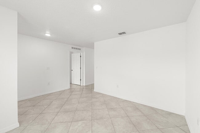 Building Photo - 566 SW Grove Ave