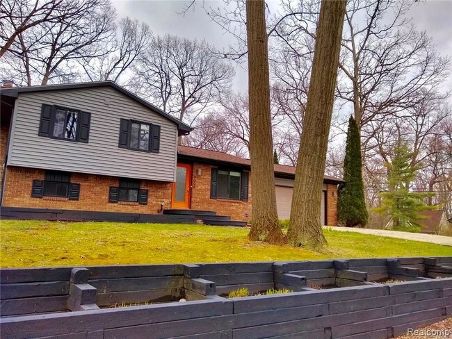 Building Photo - 8006 Crescent Dr